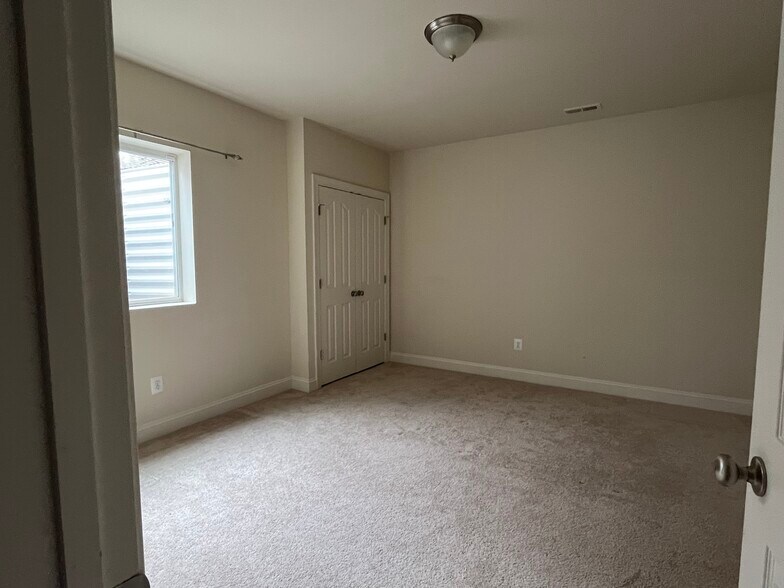 Building Photo - 46841 Shelton Dr