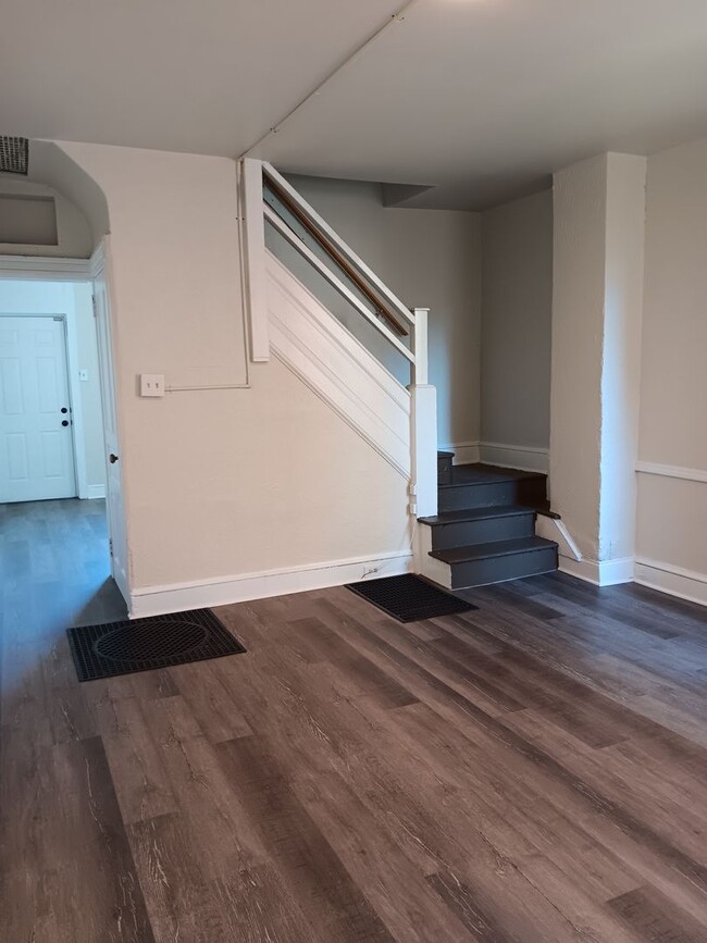 Building Photo - Charming 3BR Townhouse in Cabbage Hill - Section 8 Approved!