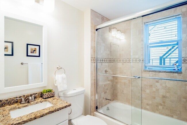 Building Photo - 108 Maverick St