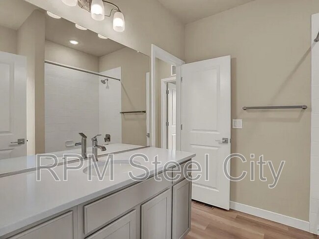 Building Photo - 753 S Laurue Dr