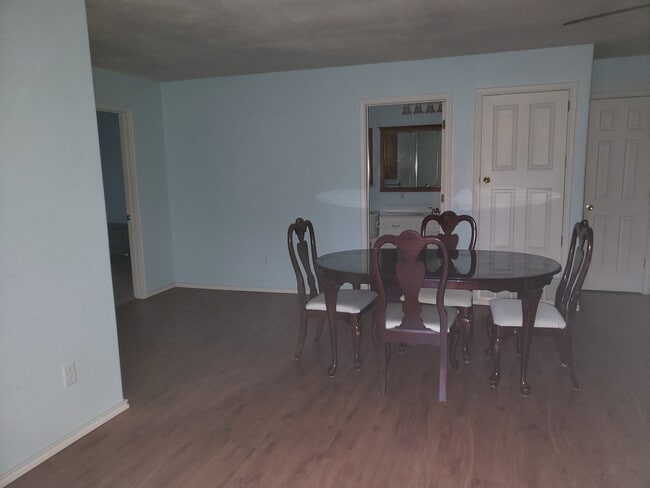 Building Photo - 113 E Magnolia St