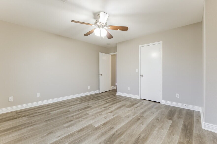 Building Photo - 10417 E Crescent Ave