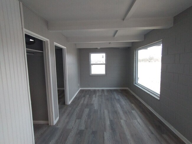 Building Photo - $575 - 1 bed 1 bath - Duplex located in th...