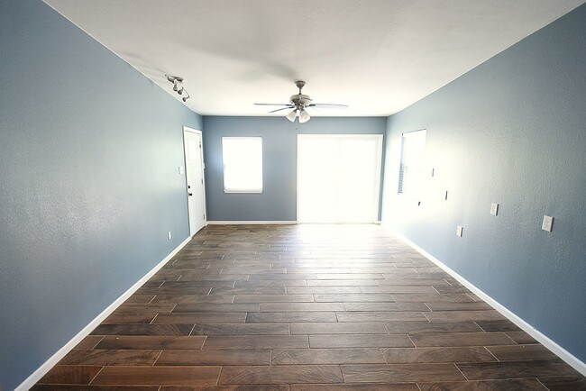 Building Photo - 401 W Brookside Dr