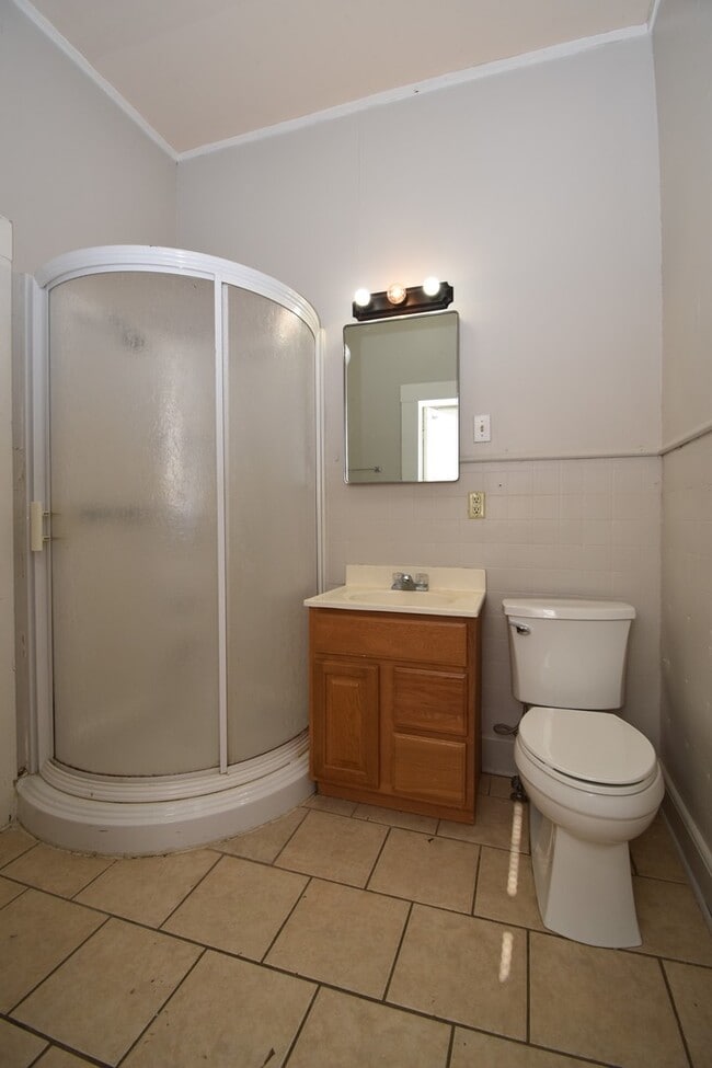 Building Photo - Large Centrally Located Home