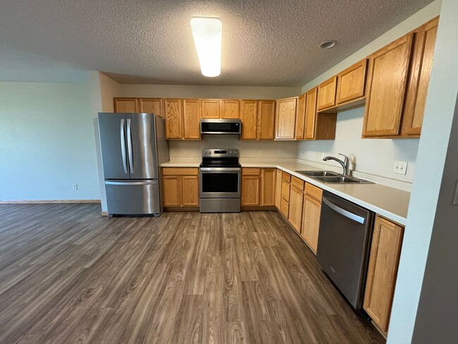 Building Photo - Remodeled 2 Bedroom Town Home