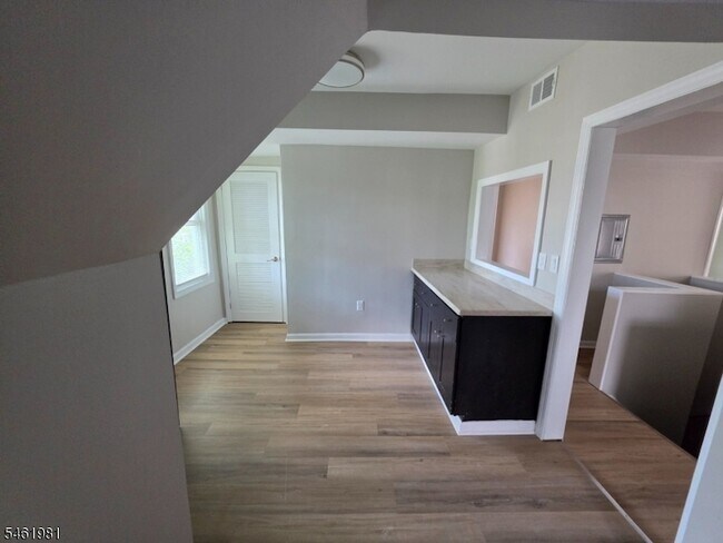 Building Photo - 37 Mapes Ave