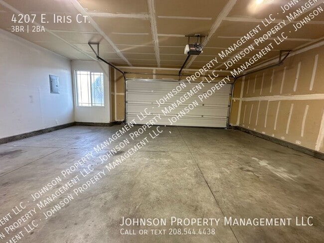 Building Photo - 4207 E Iris Ct