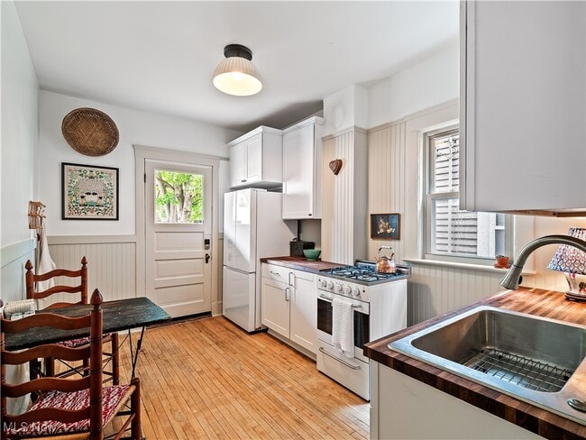 Building Photo - 1854 W 48th St