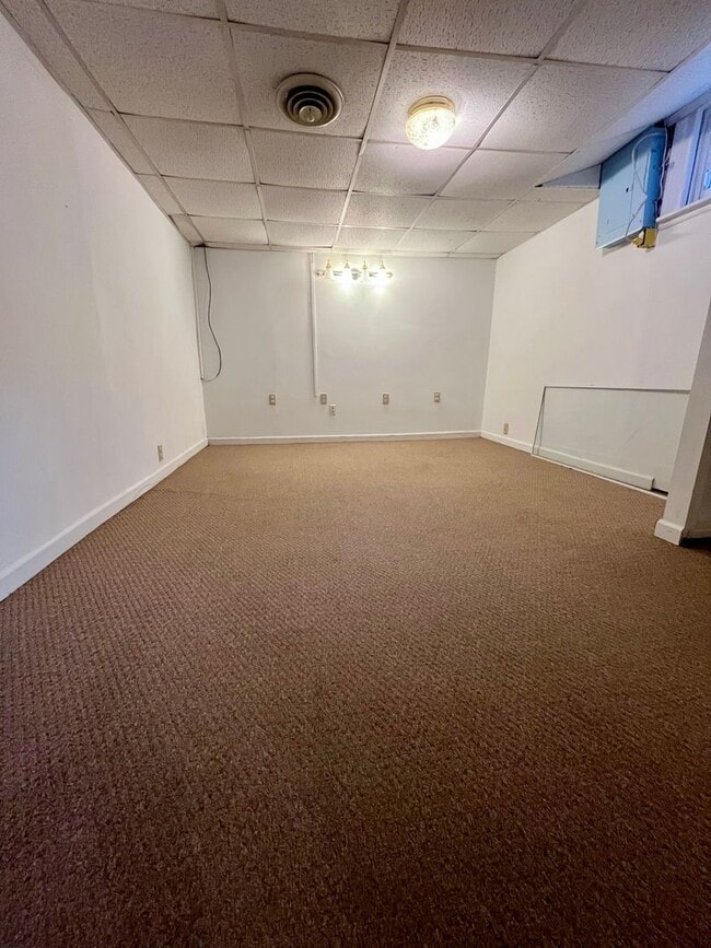 Building Photo - Three Bedroom Single Family House