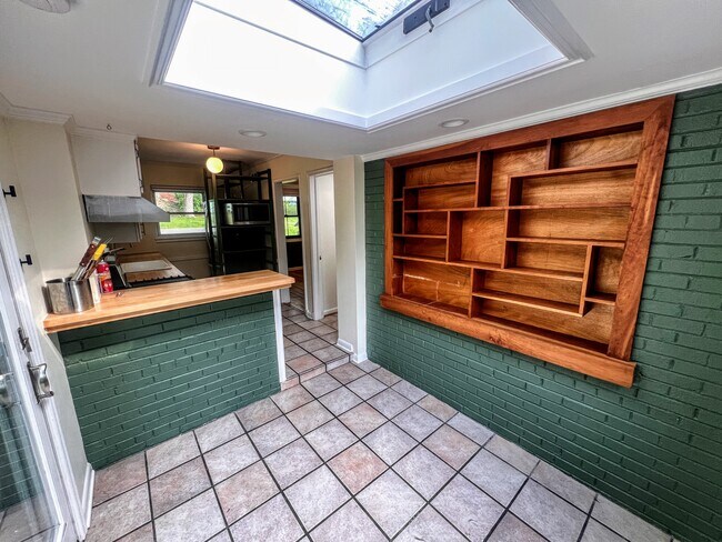 Building Photo - 5602 Hawthorne St