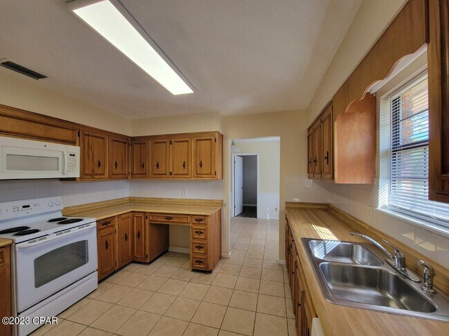 Building Photo - 738 Oak Ave