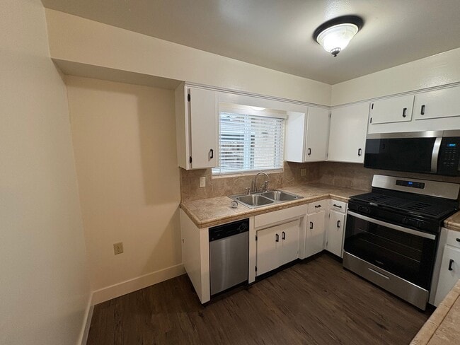 Building Photo - Spacious SE Tulare Home Near Shopping Centers coming soon!