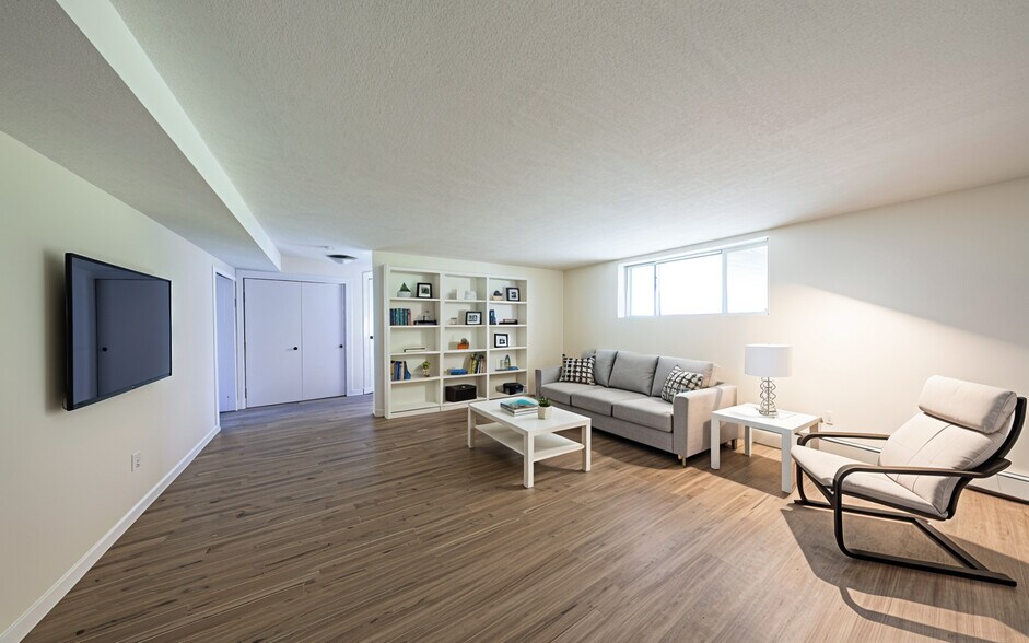 Primary Photo - 33 Westgate Rd