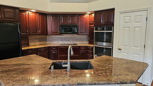 Building Photo - Executive Ranch in the Broadlands
