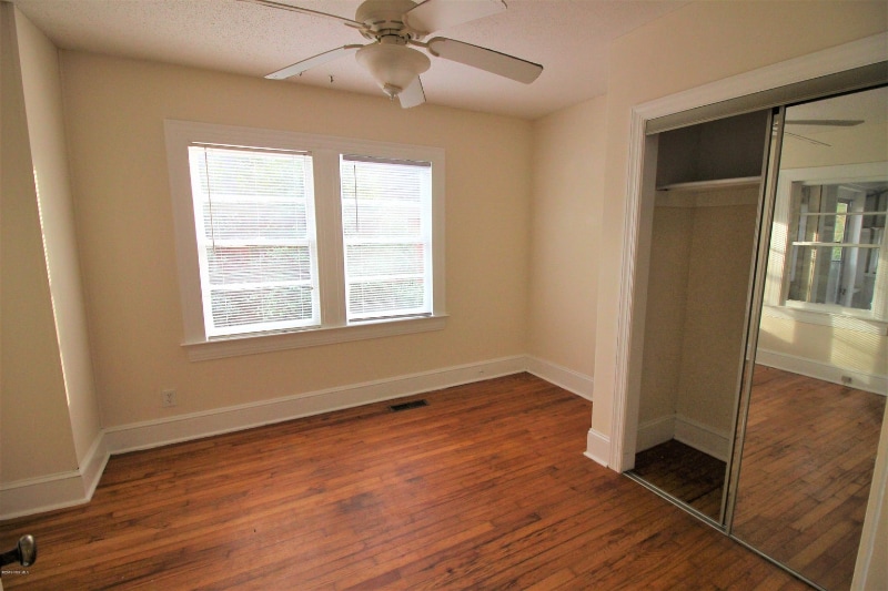 Building Photo - 503 S Oak St