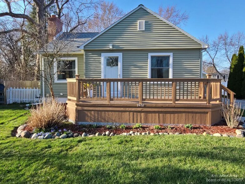 Building Photo - 2432 Burns Ave