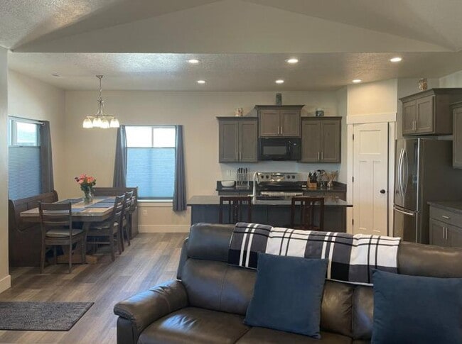 Building Photo - 1335 N 200 E