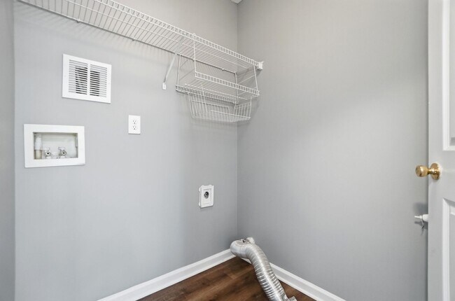 Building Photo - 2 Bedroom End Unit Townhome in University Heights!