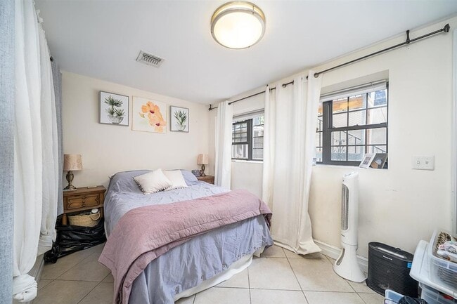 Building Photo - 313 4th St