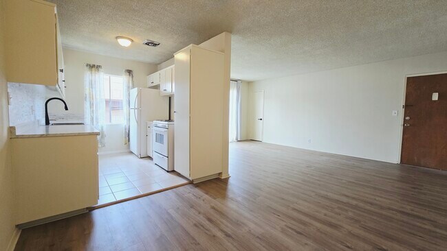 Building Photo - 526 S St Andrews Pl