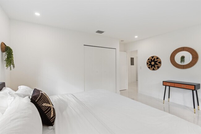 Building Photo - 1409 NE 2nd Ave