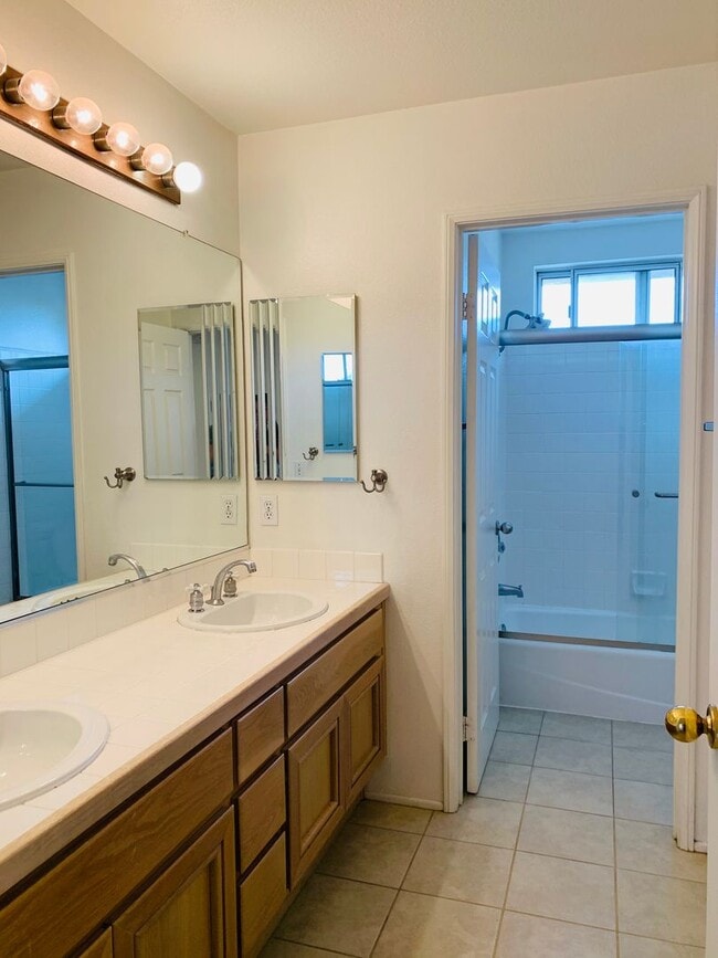 Building Photo - Beautiful 3 Bedrooms, 2.5 Baths Home with 3 Garage in Gated West Covina Community