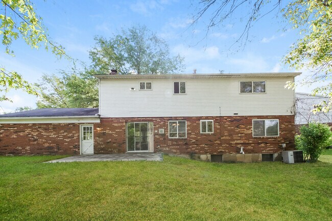 Building Photo - A  Beautiful 4 Bedroom Home.