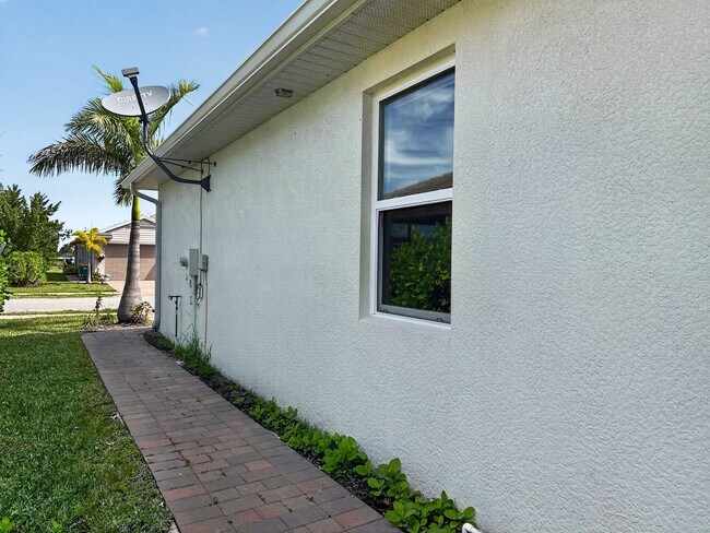 Building Photo - Live the Southwest Florida lifestyle in this lakefront villa in South Naples!