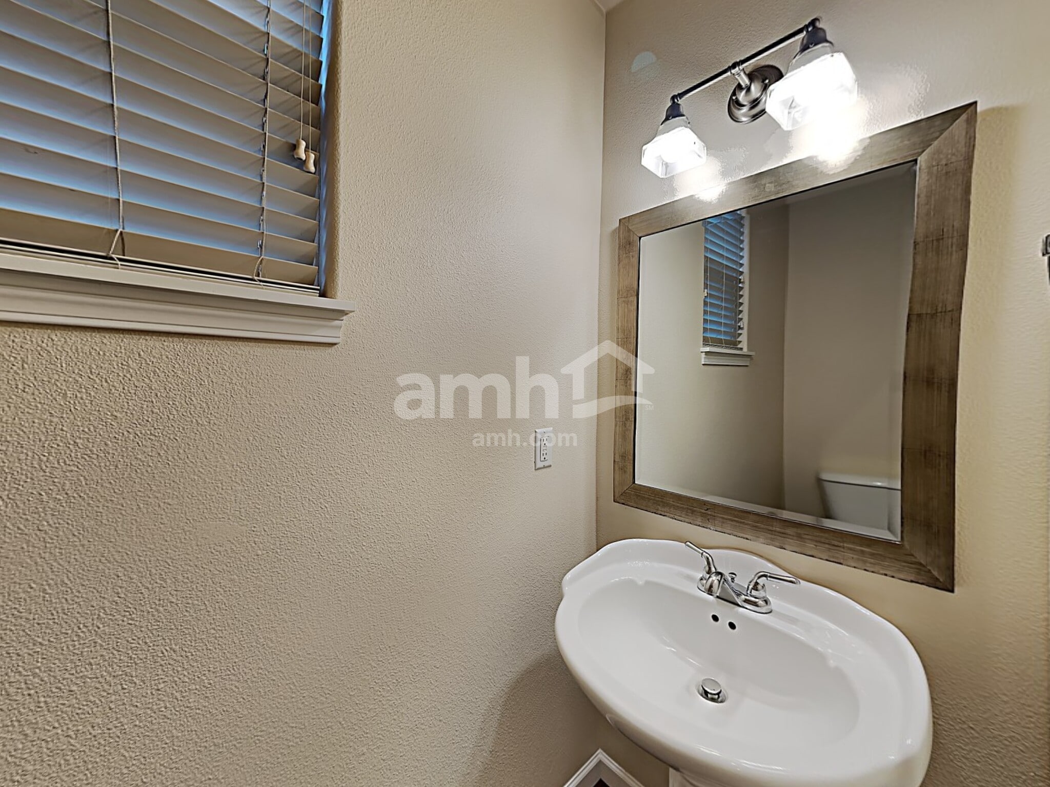 Building Photo - 1628 NE 10th Pl