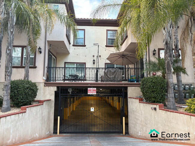 Primary Photo - Luxury 4-Bedroom, 3 Bathroom Townhome in t...