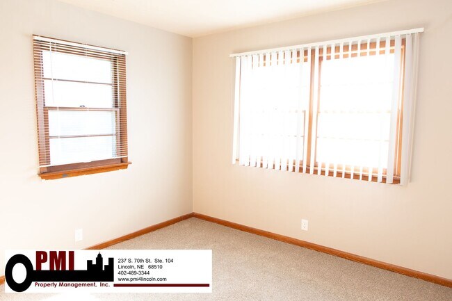 Building Photo - 2 Bedroom and 1.5 Bathroom Apartment Avail...
