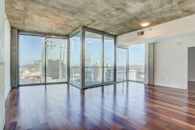 Building Photo - Gorgeous Two Bedroom Condo with Stunning Views of Buckhead!