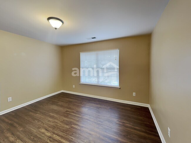 Building Photo - 2010 Cornflower Ln