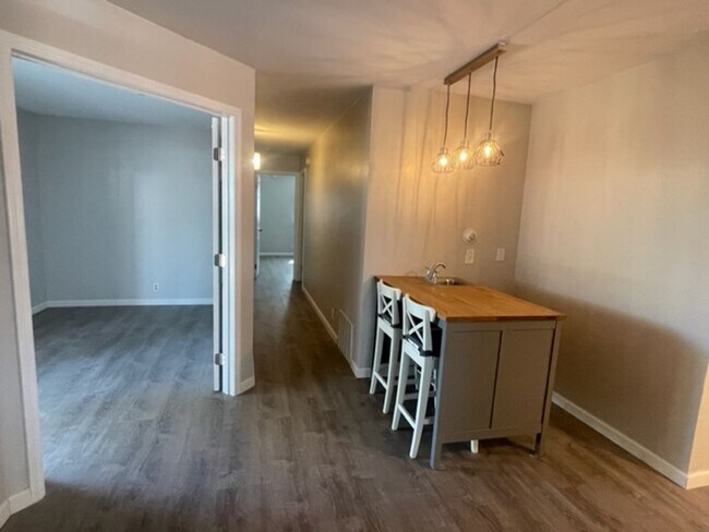Building Photo - 2675 Sunset Dr