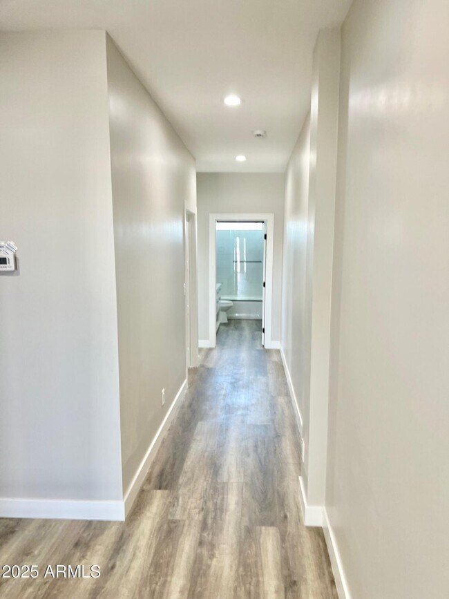 Building Photo - 2537 E Southgate Ave