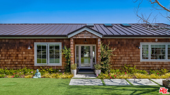 Building Photo - 6540 Dume Dr