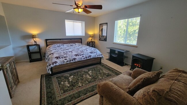 Building Photo - Attractive & Roomy 4 bedroom, 3 bath Pine ...