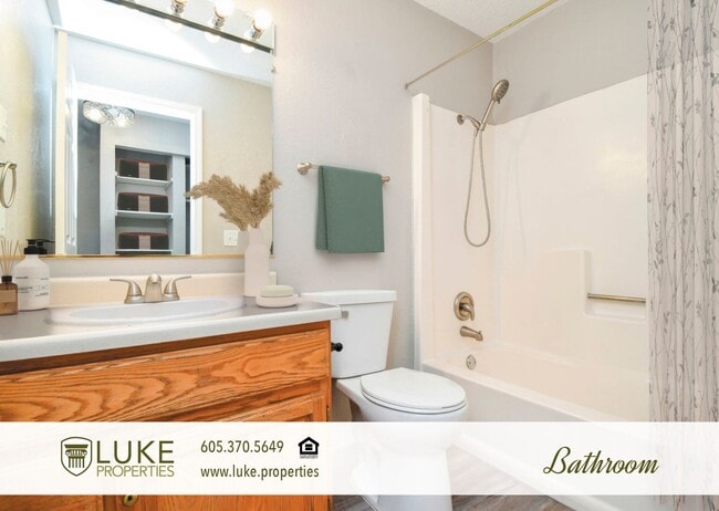 Building Photo - 405 S Sycamore Ave