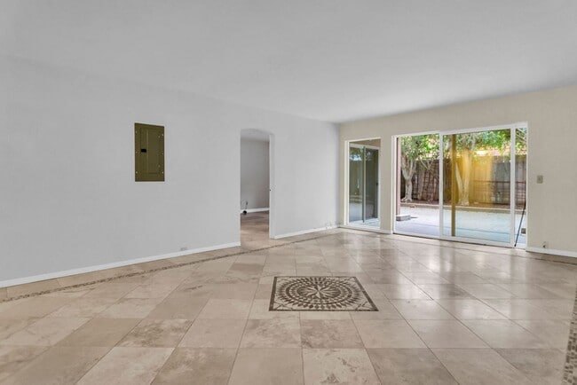 Building Photo - 2600 Torrey Pines Rd