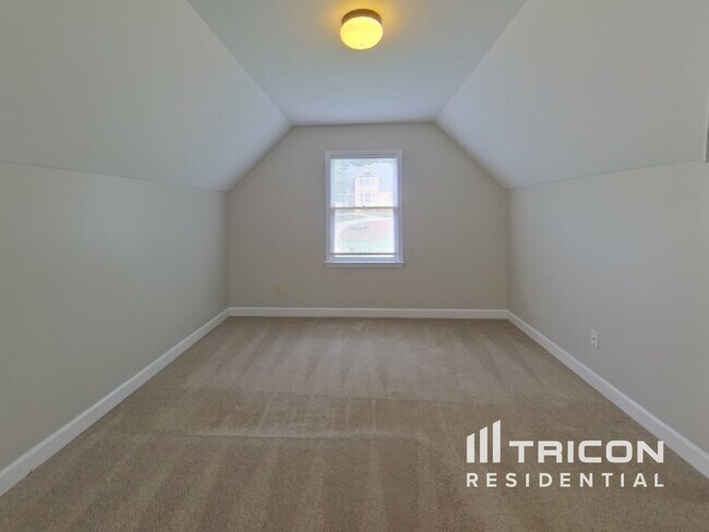 Building Photo - 1041 Henry Terrace