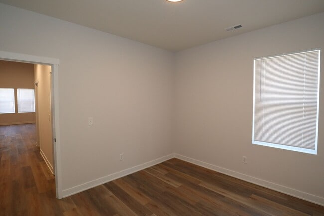 Building Photo - 903