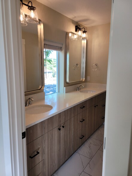 Building Photo - 877 Park Ave NE