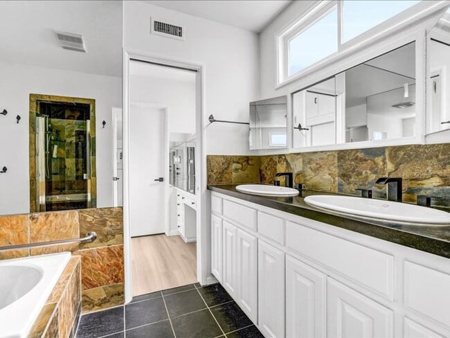 Building Photo - Welcome to this charming 3-bedroom, 2-bath...