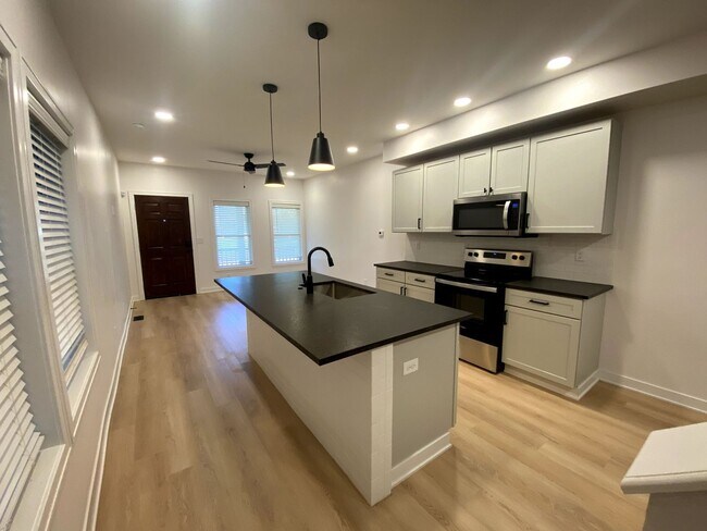 Building Photo - 1234-1236-1236 Summit St