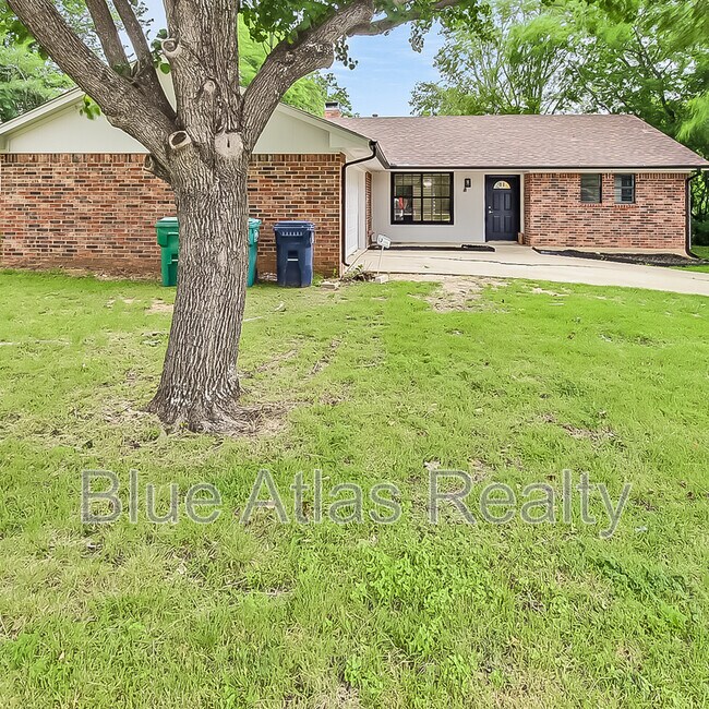Building Photo - 1329 E Windsor Dr