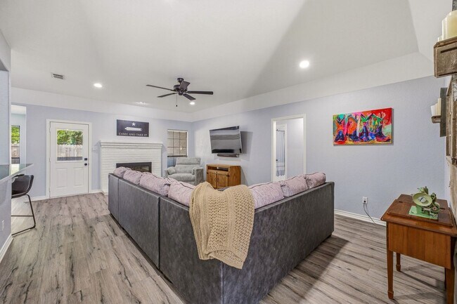 Building Photo - Beautiful large 3 bedroom home