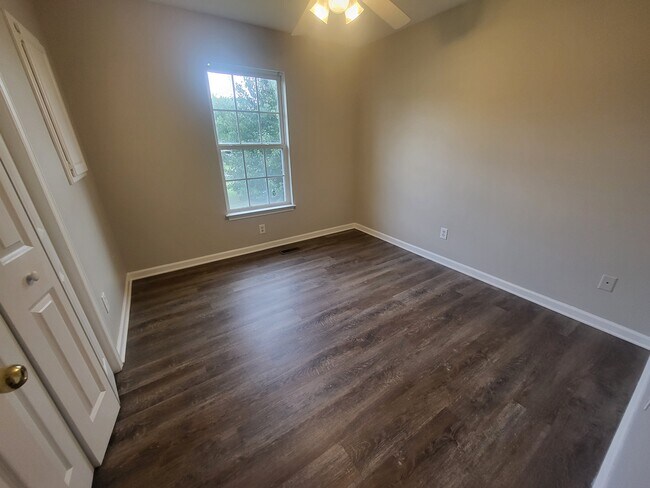 Building Photo - 110 Kenwood Dr