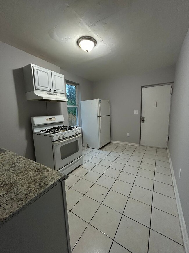 Building Photo - Large house Semi detached
