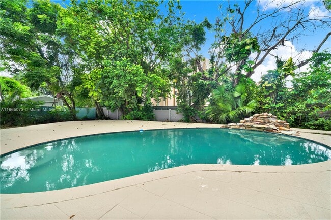 Building Photo - 15831 Palmetto Club Dr